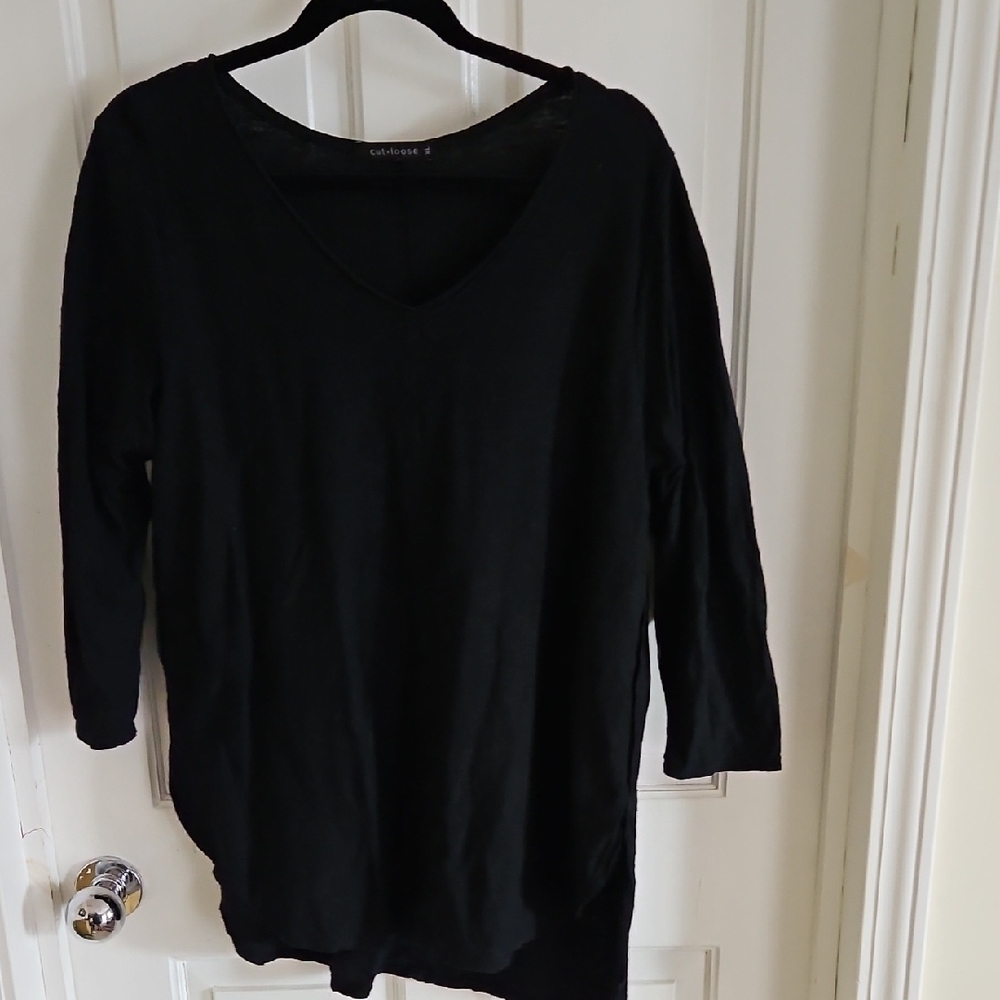 Cut-loose Women's Black V-Neck Top